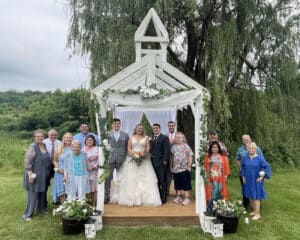family picture in weddin arbor